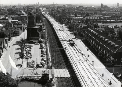 169112 Overzicht van de spoorlijn door Delft, vanaf het Bacinol-gebouw van de Gist- en Spiritusfabriek aan de ...